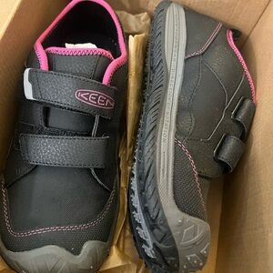 KEEN NIB size 4 Kids Black leather Sneakers with Pink Trim